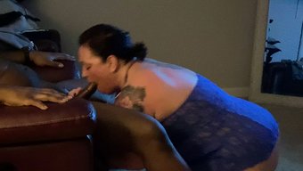 Tombul Kız Büyük Siyah Bir Yarrağı Sert Bir Şekilde Emiyor