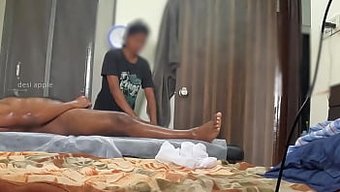 Bir Kız, Bir Spa'Da Küçük Siyah Bir Penis Tarafından Şaşırtılıyor.