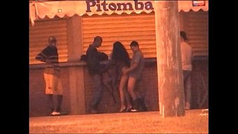 Sıcak Ve Çılgın Bebeklerle Halka Açık Büfe Aksiyonu.