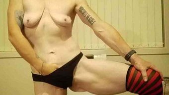 Avrupalı Kıdemli Kadın Ayak Parmaklarıyla Kendini Tatmin Ediyor