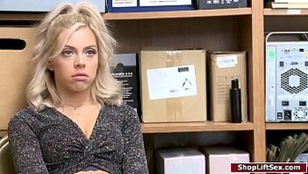 Genç Sarışın Hırsız Güvenlik Görevlisine Derin Boğaz Veriyor