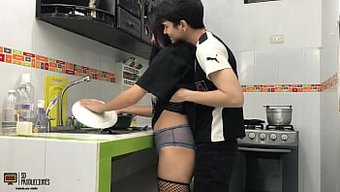 Tahrik Olmuş Üvey Kız Kardeşimi Mutfakta Bulmak Tutkulu Bir Karşılaşmaya Yol Açıyor - Bölüm 1