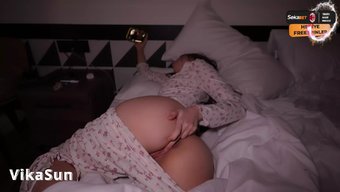 Vika Sun'Un Sıcak Sahnesi Gerçek Bir Orgazmla Sona Eriyor.