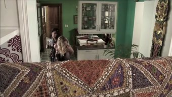 Doğal Göğüslü Latin Kadının Sıcak Dudakları 01