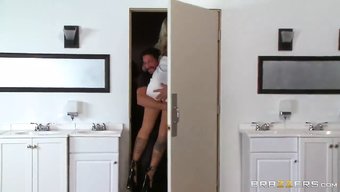 Britney Shannon'In Güvenlikle Tutkulu Karşılaşması Yoğun Çift Penetrasyona Yol Açıyor