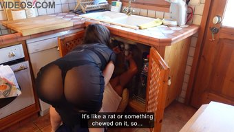 Endülüs Güzeli, Rol Yapma Aksiyonunda Sıcak Bir Tesisatçıdan Gizli Kamera Dileğini Alıyor.