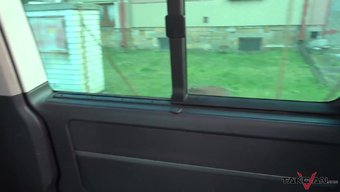 Öğretmenin Minibüste Çılgın Sarışınla Buharlı Karşılaşması.