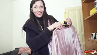 Minyon Milf Rina Helena, Alman Pick-Up Seçmelerinde Ilk Kez Anal Seks Yapıyor.