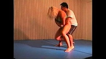 Christine Ve Stan'In Flamingo Mixed Wrestling'In Mw076-02'Sindeki Sıcak Güreş Karşılaşması