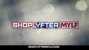 Muhteşem Orta Yaşlı Bir Kadın Olan Sunny Lane, Sorguya Çekilip Seks Yapmak Için Sabırsızlanan Bir Görevli Tarafından Iç Çamaşırına Bir Eşya Gizlenirken Keşfedilir.