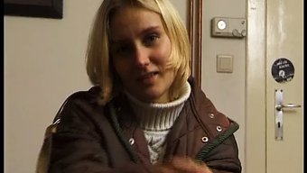 Genç Sarışın Kız Dışarıda Teklif Ediliyor