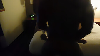 Beyaz Olgun Karı Beş Siyah Adam Tarafından Grup Seks Yapılıyor