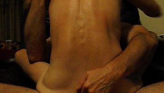 Bir Eş Kocasına Sakso Çeker Ve Tutkulu Bir Sahnede Onunla Cinsel Ilişkiye Girer