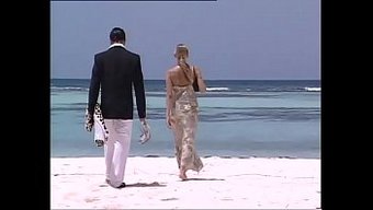 Büyük Popolu Bebek Sıkı Amına Sert Bir Yarak Alıyor