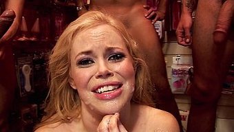 Üç Adam, Vahşi Bir Dörtlüde Sarışın Bir Kadınla Sırayla Sikişiyor