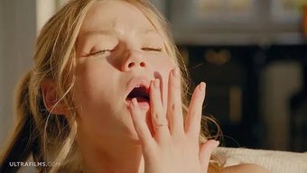 Diana Heaven Adında Güzel Bir Sarışın Kız Kamerada Amıyla Oynuyor.