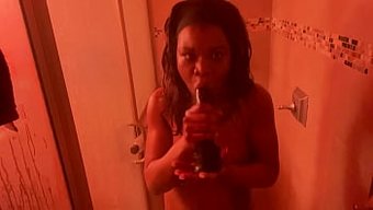 Ebony Üniversite Öğrencisi Büyük Siyah Yarrakları Için Dikkat Istiyor