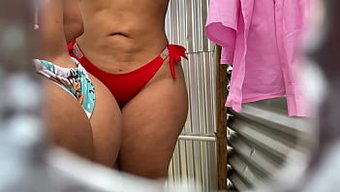 Plajda Güzel Şişman Kadınları Elbise Ve Külotla Gizlice Izlemek