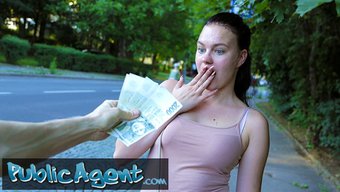 Halka Açık Ajan Keira Flow, Çekici Uzun Bacaklarını Sergiliyor Ve Halka Açık Bir Yerde Cinsel Aktiviteye Giriyor