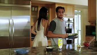 Olgun Bir Anne, Genç Bir Çocuğun Anal Zevkini Arzuluyor Ve India Summer Ve Tyler Nixon Ile Birlikte Oluyor