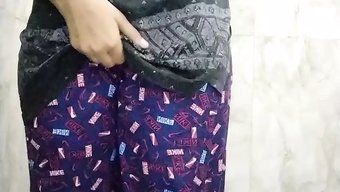 Desi Güzeli Lezbiyen Banyo Zevkine Dalıyor