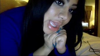 Kıvrımlı Siyah Amatör, Web Kamerasında Büyük Kalçalarını Paylaşıyor