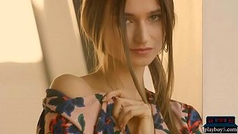 Muhteşem Avrupalı Esmer Ilvy Kokomo, Baştan Çıkarıcı Yetenekleriyle Onu Tahrik Ediyor Ve Poz Veriyor