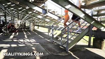 Gianna Dior'Un Tutkulu Seks Sahnesi, Yoğun Anal Odağıyla Soyunma Odasında