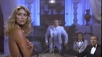 Duygusal Bir Striptiz Gösterisi Yapan Sarışın Bir Güzellik