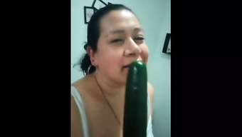 Latin Genç Kız Yurtta Devasa Salatalık Keşfediyor