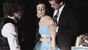 Cock Emmeyi Seven Bir Sıkıcı Kızla Açık Havada Grup Seks