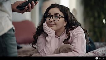 Üvey Anne, Tombul Üvey Kızı Ve Üvey Babasıyla Vahşi Bir Üçlüye Katılıyor