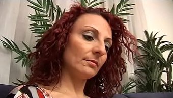 Italyan Amatör Sıcak Bir El Işi Ve Içine Boşalma Alıyor