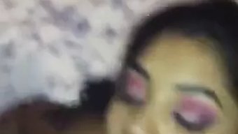 Sıcak Ve Sevimli Bir Kız Kardeş En Iyi Hizmeti Veriyor