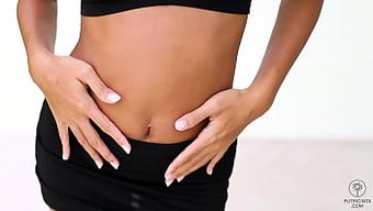 Büyüleyici Bir Asyalı Güzellik Olan Putri Cinta, Parmaklarıyla Ilk Kez Arka Kapı Zevkini Keşfediyor