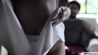 Sarışın Genç Kenna James, Komşusuyla Yasak Bir Buluşmada Yakalandı