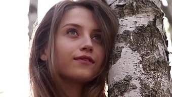 Nicolina'Nın Minyon Vücudu Ve Küçük Göğüsleriyle Açık Havada Solo Performansı