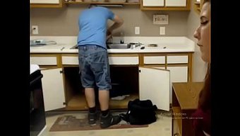 Esmer Baştan Çıkarıcı, Tahrik Edici Bir Gösteriyle Tesisatçıyı Baştan Çıkarıyor