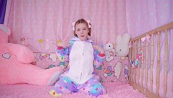 Küçük Kiki'Nin Muhteşem Kahverengi Genç Kızı, Örgülü Kıyafetler Giyerken Anal Zevklerini Keşfediyor