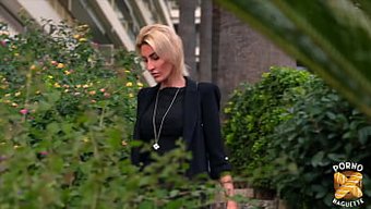 Anouk: Doğal Büyük Göğüslere Ve Siklerle Profesyonel Olmayan Bir Deneyime Sahip 30 Yaşındaki Fransız Psikolog