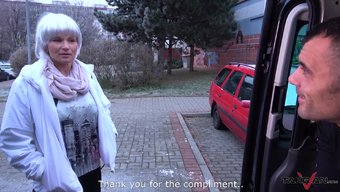Büyük Memeli Milf, Sokağa Park Edilmiş Bir Minibüste Yakalandı.