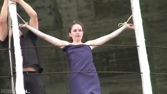 Küçük Göğüslü Milf Ve Sevgilisi Için Halka Açık Aşağılama Ve Zevk