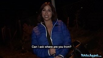 Halka Açık Olarak Çekilen Ajan, Heidi Van Horny'Nin Islak Vajinasına Boşalıyor