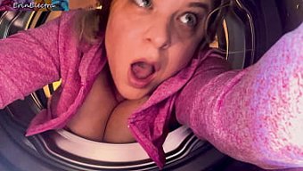 Dolgun Üvey Anne, Ev Yapımı Bir Video Için Çamaşır Makinesinde Sikişiyor