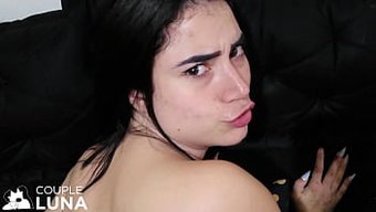 Genç Bebek, Partnerinden Güzel Bir Popo Sikişi Ve Oral Zevk Alıyor