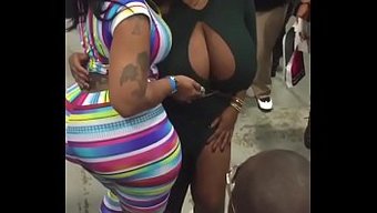 Doğal Güzellik, Samimi Bir Ortamda Büyük Göğüslerini Sergiliyor