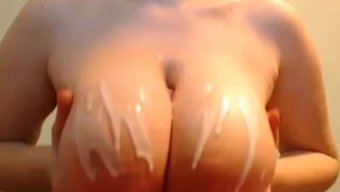 Bol Göğüslü Dolgun Kadın Web Kamerasında Iyi Performans Sergiliyor