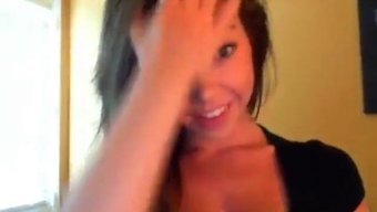 Göz Alıcı Bir Performansçı, Striptiz Becerilerini Sergiliyor