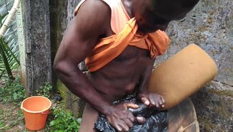 Genç Adam, Oyuncak Kullanarak Seks Oyuncağıyla Sevişiyor.