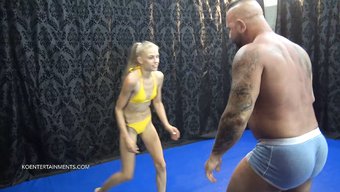 Zayıf Sarışın Bonnie, Zsolt'Un Bikini Giydiği Sırada Acımasızca Hakimiyet Altına Alınıyor